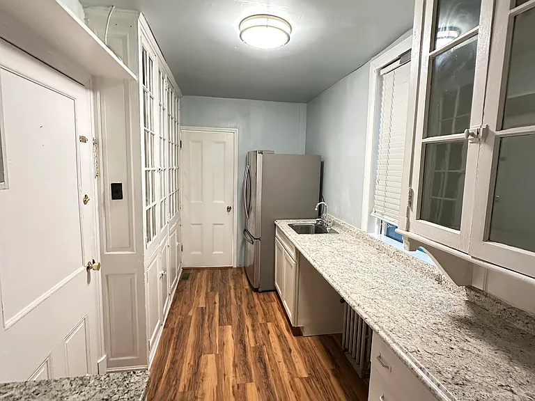 1024 Clinton St — Photo 5