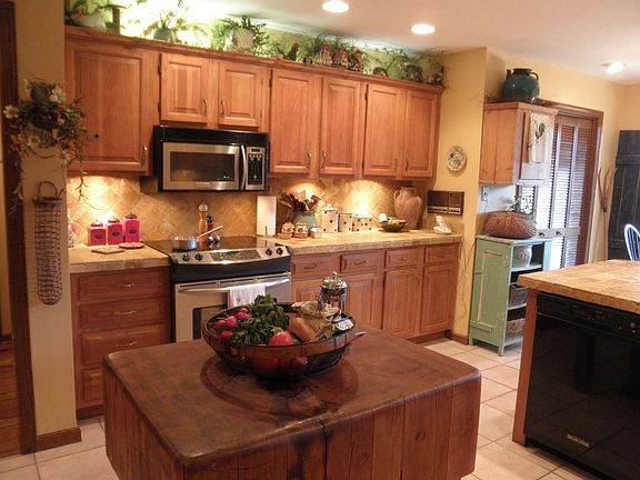 Kitchen w/microwave