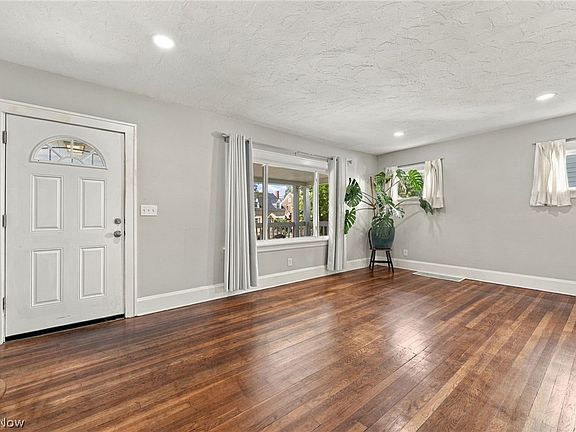 3rd image of 1155 Oxford Rd