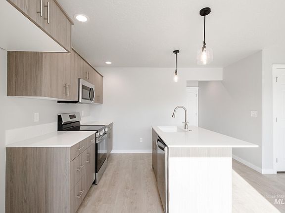 5th image of 10776 Rutland St