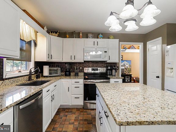 3rd image of 13127 Primrose Ln