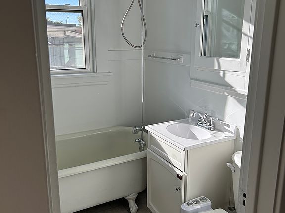5th image of 947 28th Ave NE Unit 2