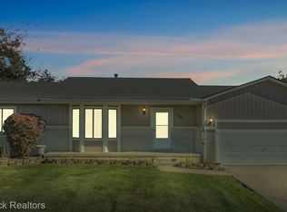 1920 Quail Run Dr, Commerce Township, MI 48390