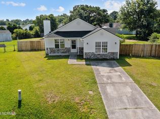404 Hedgerow Ln, Jacksonville, NC 28546