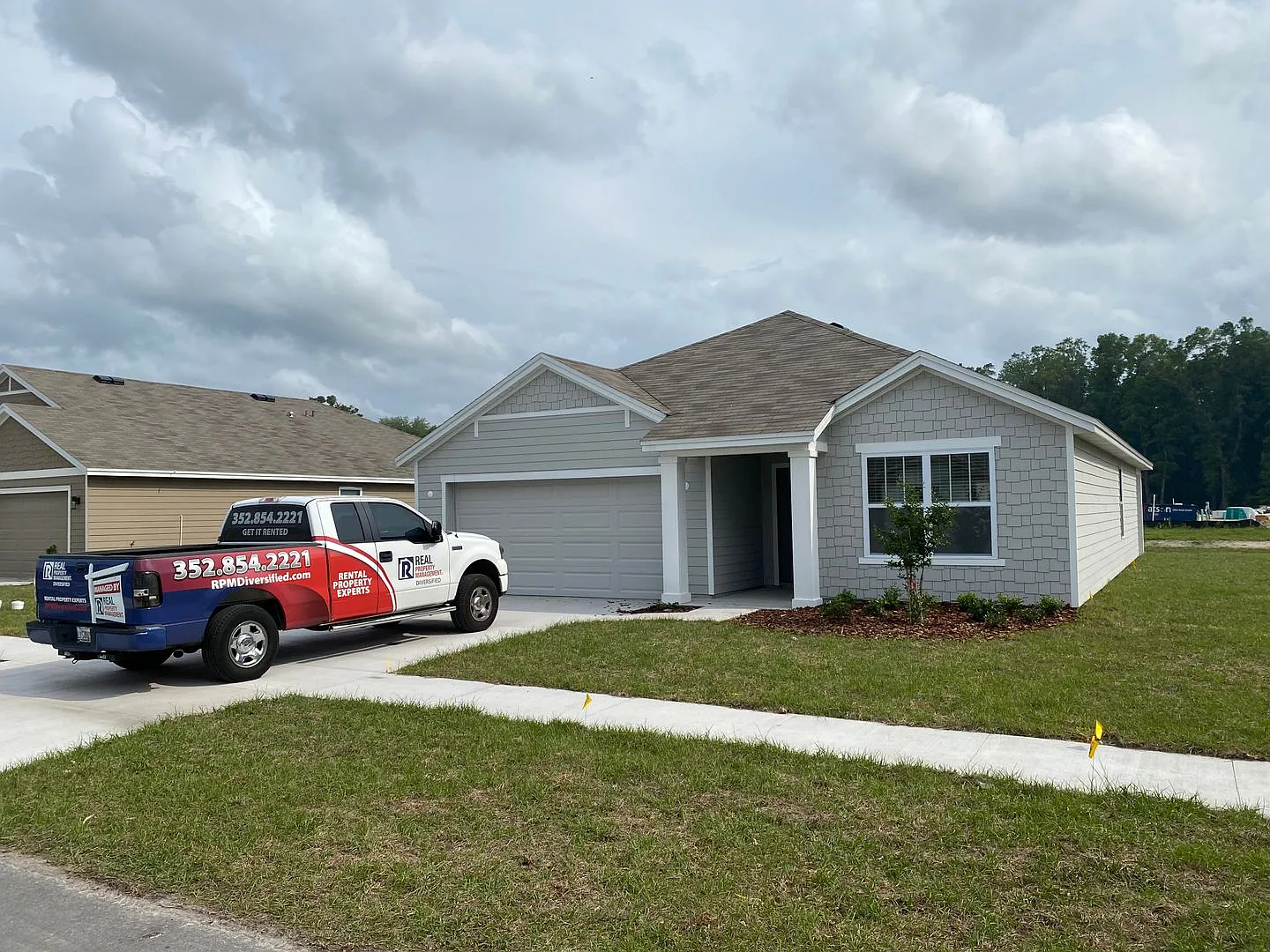 Desirable Oak Ridge Subdivision 3/2/2 — Photo 2
