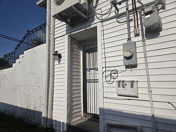 2nd image of 5015 La Salle St