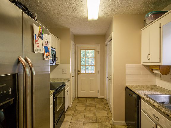 3rd image of 571 River Trace Dr