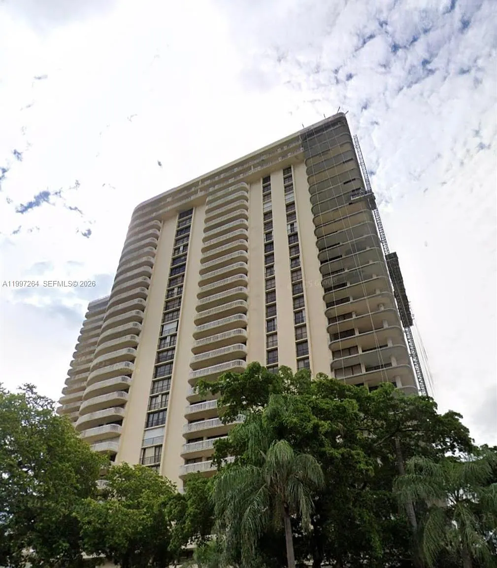 Turnberry Towers Condo — Photo 2