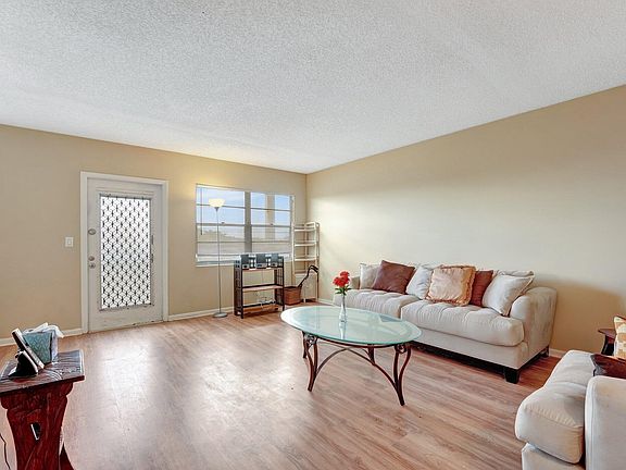3rd image of 4026 Swansea B Crescent