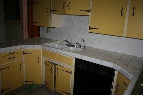 2nd image of 220 El Capitan Ave