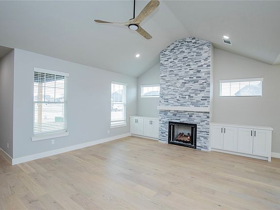 4th image of 760 Dillon St