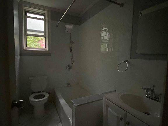 4th image of 823 Larchmont Acre