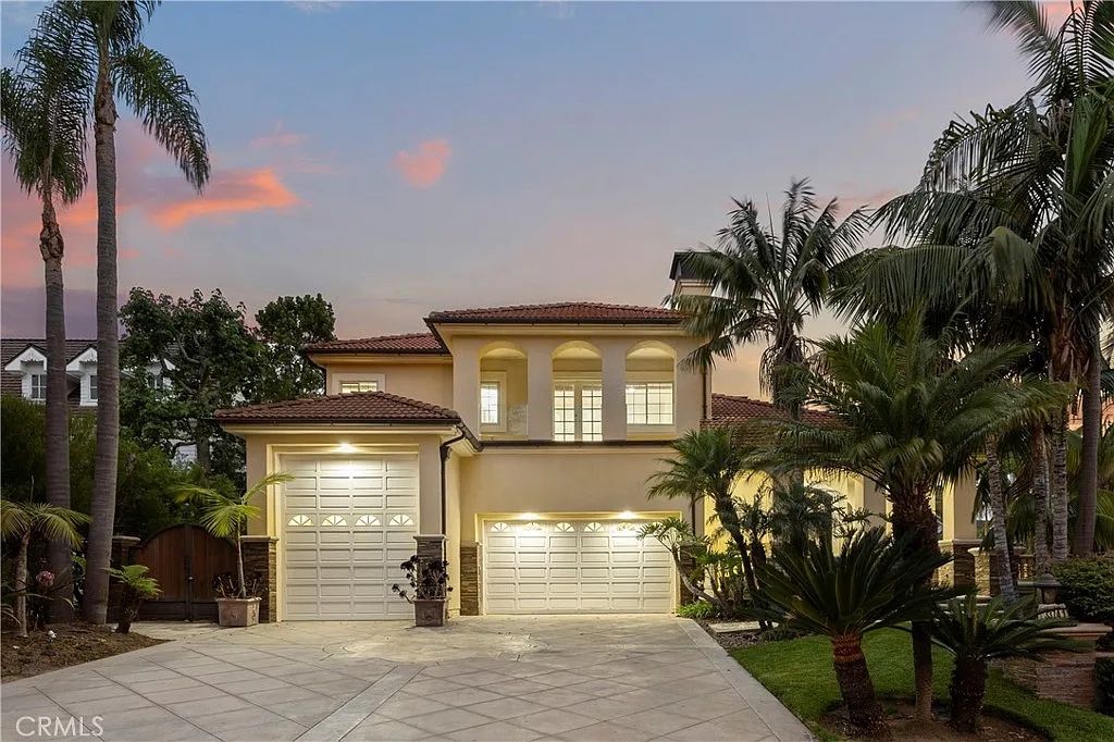 6 bed, 4.5 bath, 5853 sqft, $15,000 — Photo 1