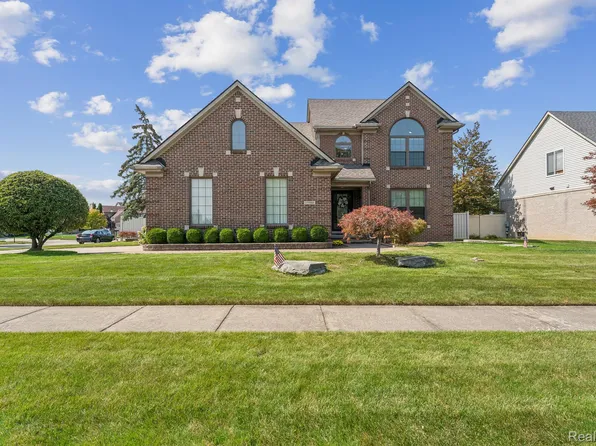 15588 Applewood Ln, Southgate, MI 48195