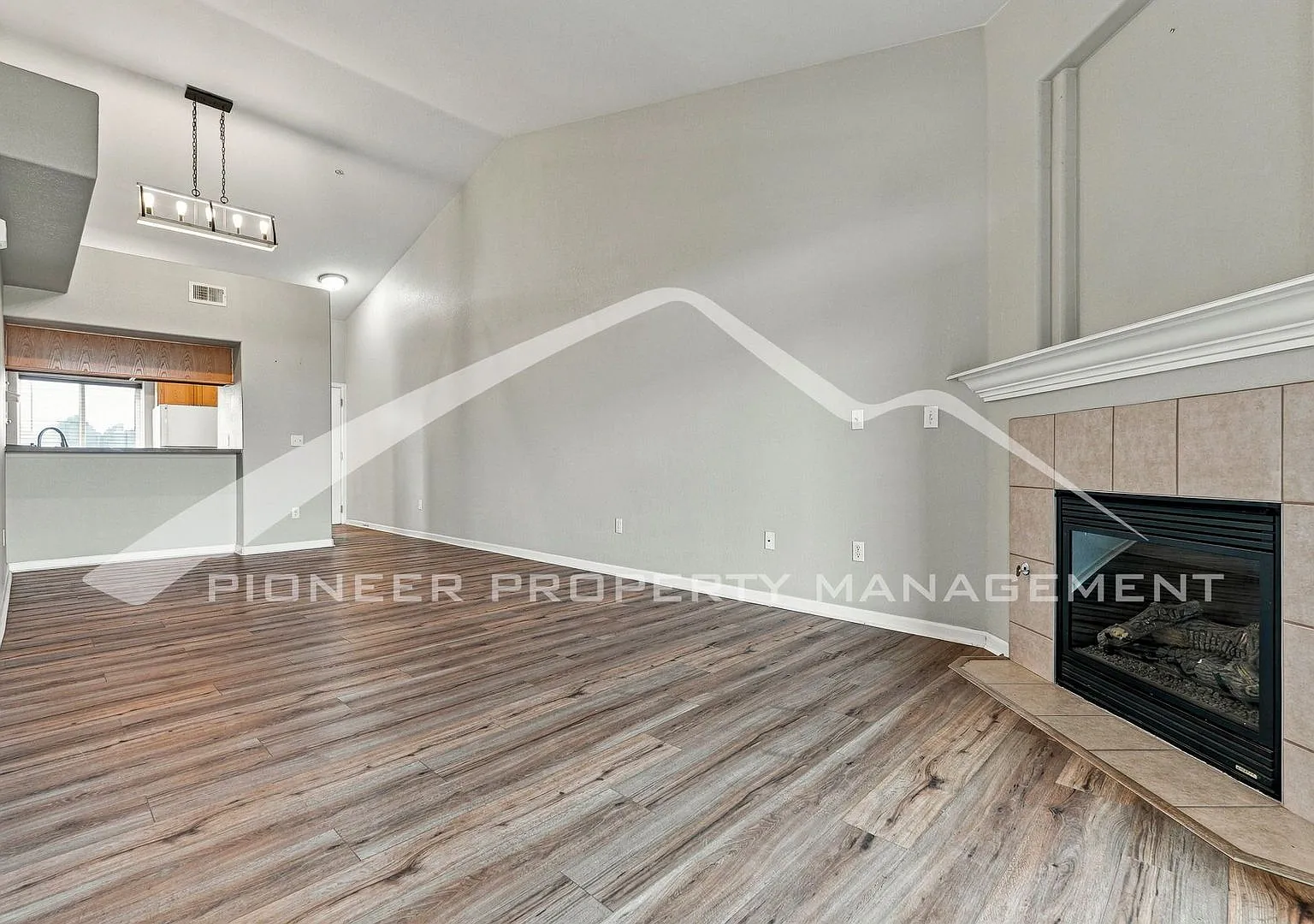 Charming Condo with Central AC and Mountain Views — Photo 3