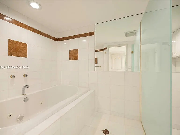 155 Ocean Lane Dr #600 — Photo 17