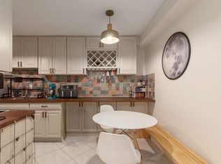 1435 Nelson St #208, Vancouver, BC V6G 2Z3