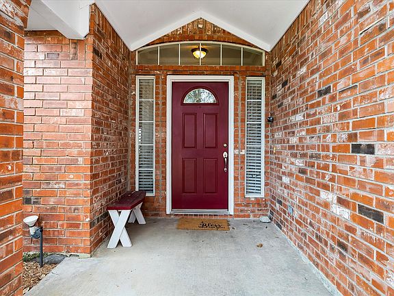 4th image of 1025 Oak Hollow Ln