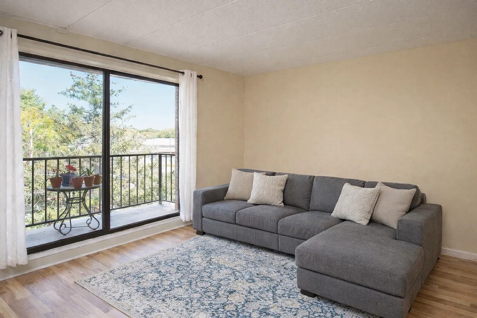 2 bed, 1000 sqft, $2,600 — Photo 1