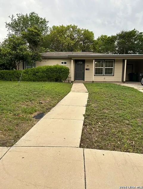 3 bed, 1.0 bath, 851 sqft, $1,495 — Photo 2