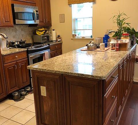 Kitchen Peninsula W/ Lots Of Storage