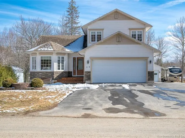 11 Weston St, New Maryland, NB E3C 1G6