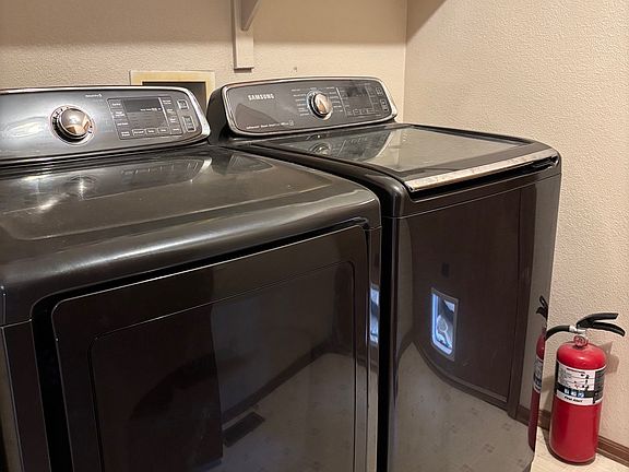 laundry room (leading to 3 car garage)