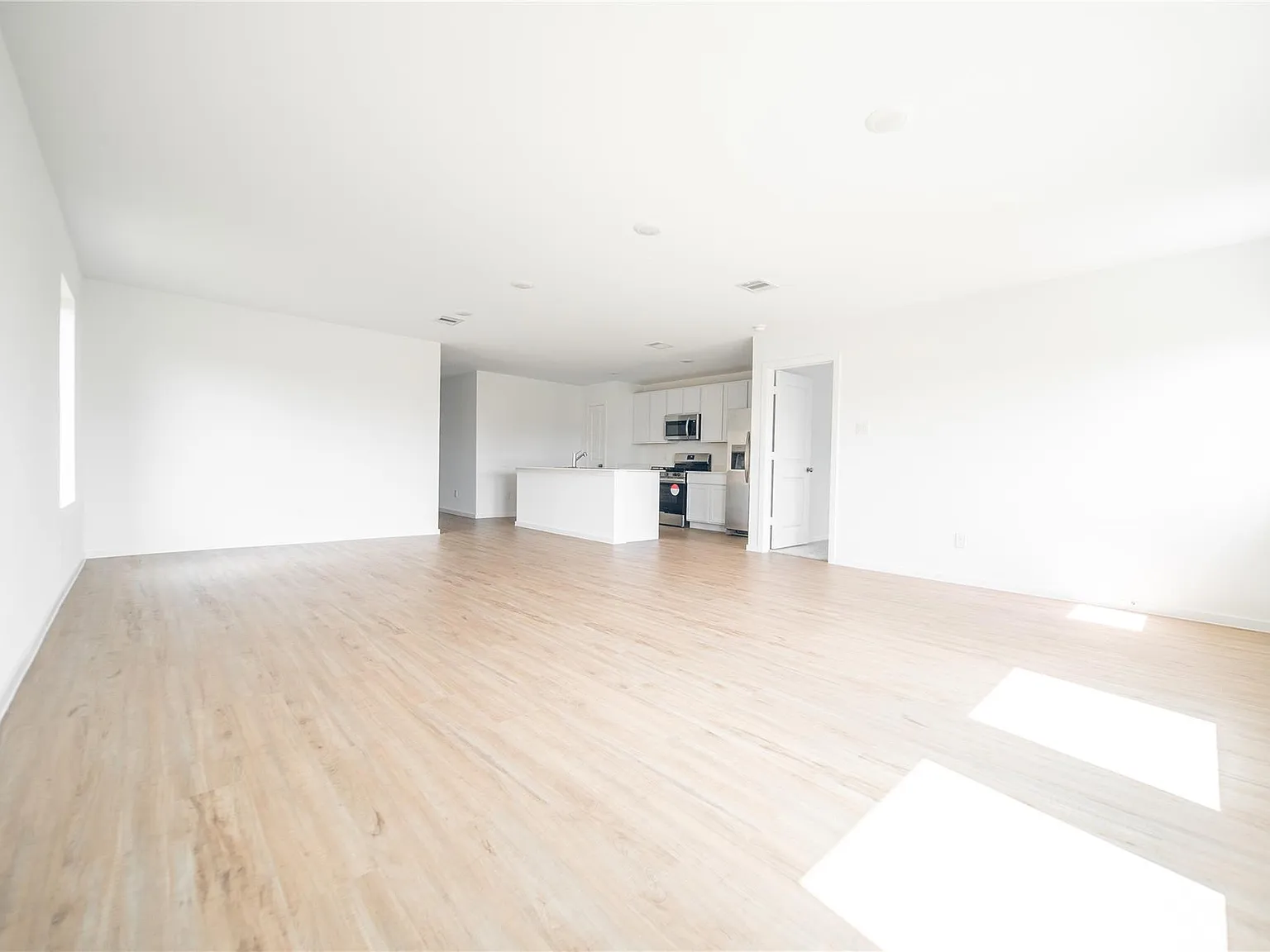 4 bed, 2.0 bath, 1720 sqft, $2,095 — Photo 2