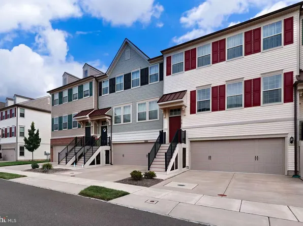 419 Tall Oaks Dr, Warminster, PA 18974