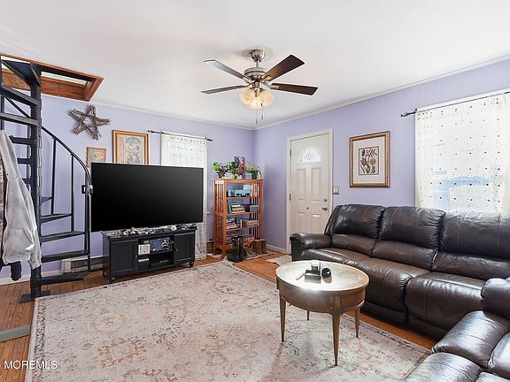 3rd image of 523 Martin Road