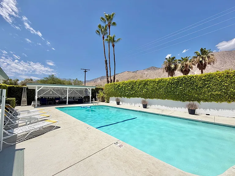 700 N Riverside Dr #2 — Photo 2