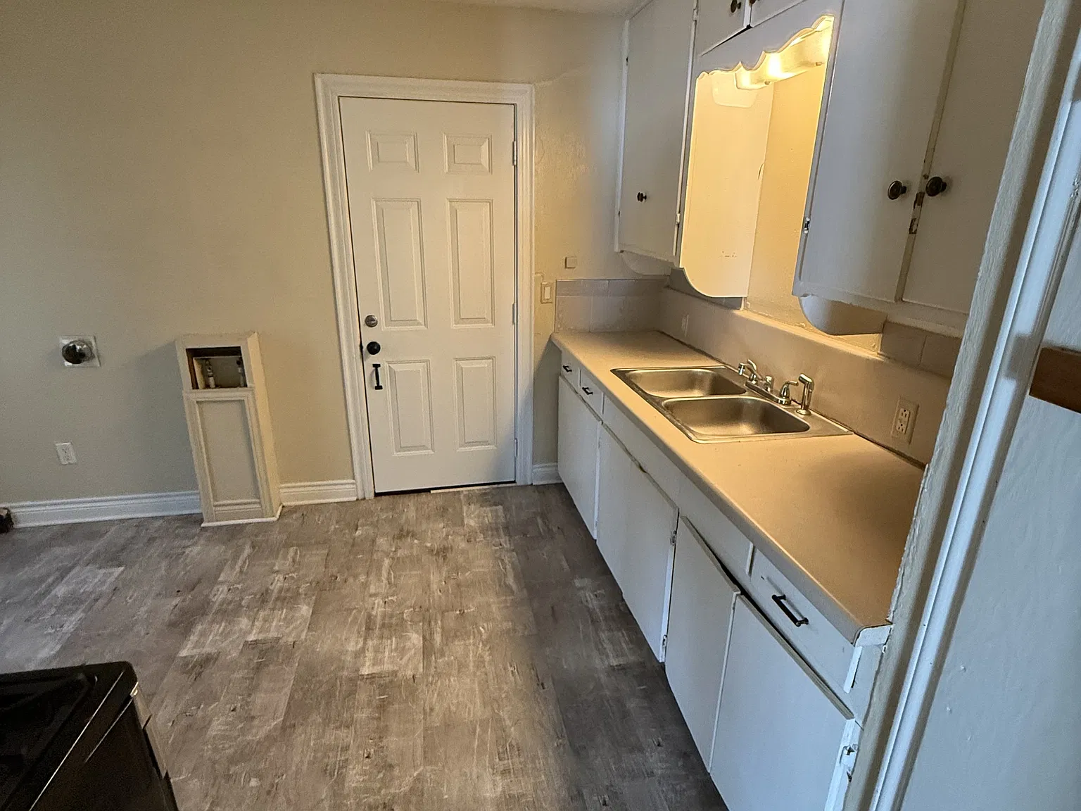 807 Evetts - 1 — Photo 4