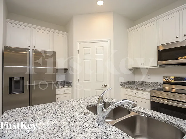 336 Corbel Ln — Photo 4