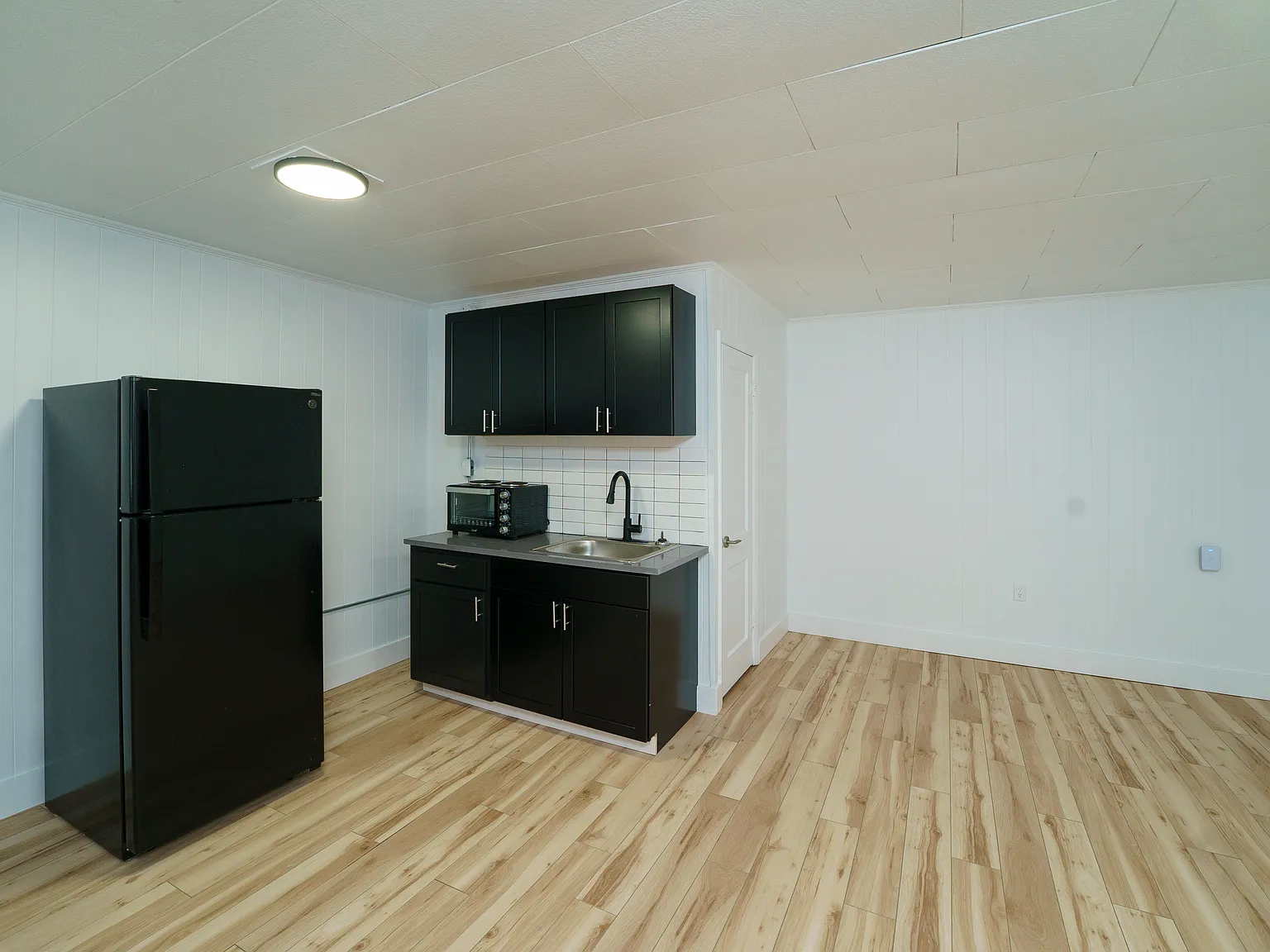 Studio, 300 sqft, $575 — Photo 3
