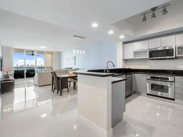 2650 Lake Shore Dr, Riviera Beach, FL
