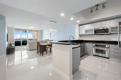 2650 Lake Shore Dr Photo 1