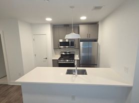 046 - 400 NEWARK REALTY LLC