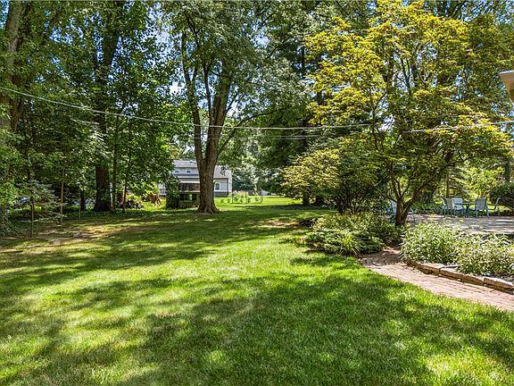 5th image of 156 Manor Ln