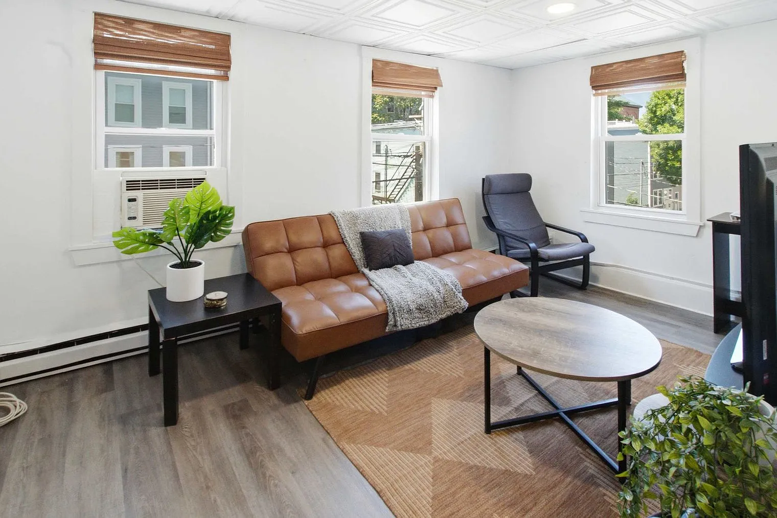 2 bed, 1.0 bath, 742 sqft, $4,224 — Photo 1