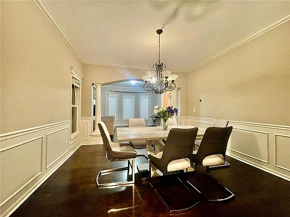 5th image of 15857 Linden St