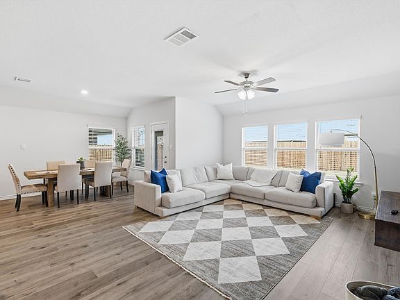 3rd image of 2933 Pinecrest Dr