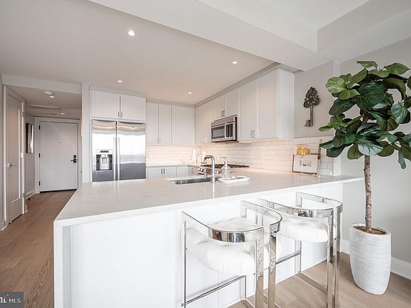 4th image of 925 Fairfax St #1103
