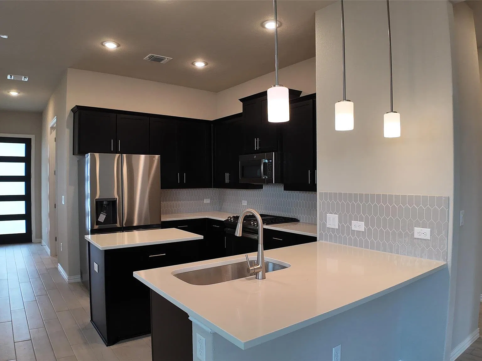 3 bed, 2.0 bath, 1594 sqft, $2,495 — Photo 2