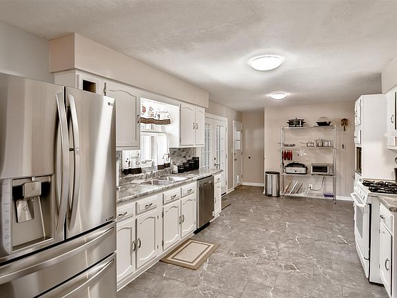 5th image of 840 Candy Ln