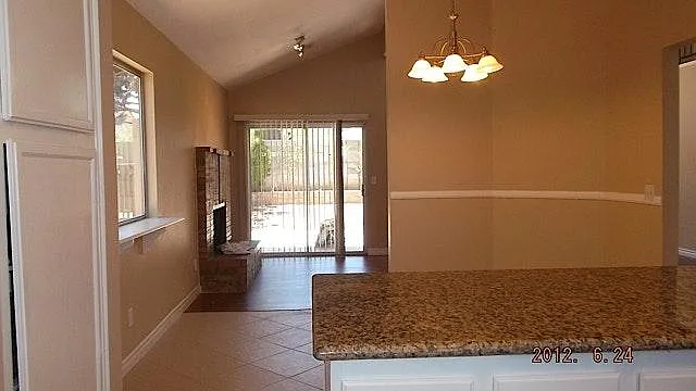 6 bed, 1700 sqft, $2,995 — Photo 3