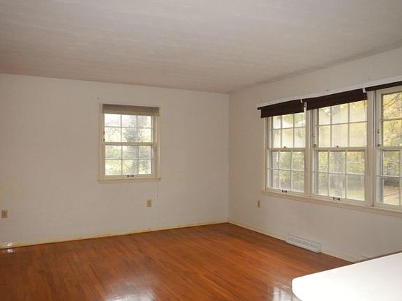 5th image of 3606 Evergreen Ln