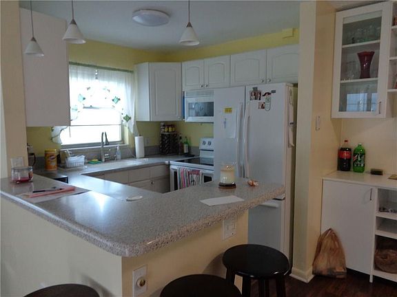 3rd image of 317 Farnham P #317