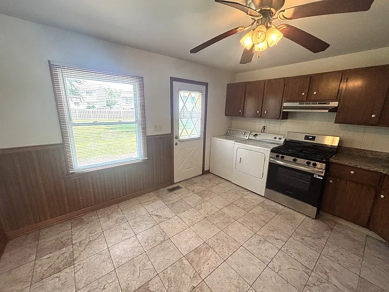 1352 Crestwood Dr — Photo 9