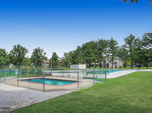 76 W Bluebell Ln, Mount Laurel, NJ 08054