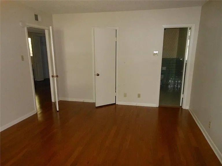 2516 Enfield Rd #202 — Photo 9
